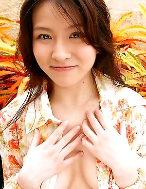 Deream Yui Kurata is playfully getting naked